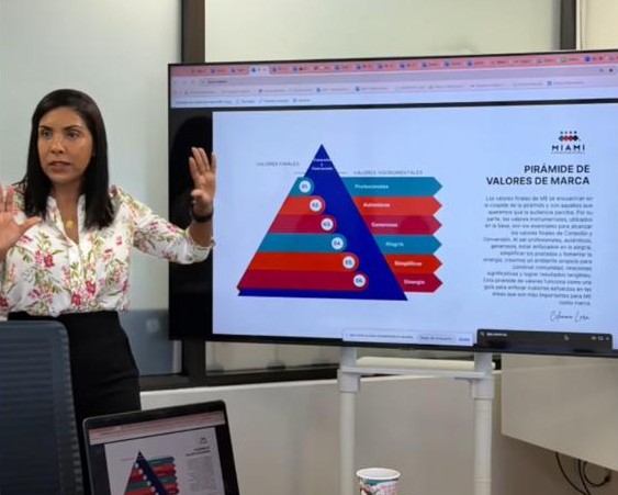 Celemma Lara presentando una cita de Xavier Gimbert sobre valores y agilidad
