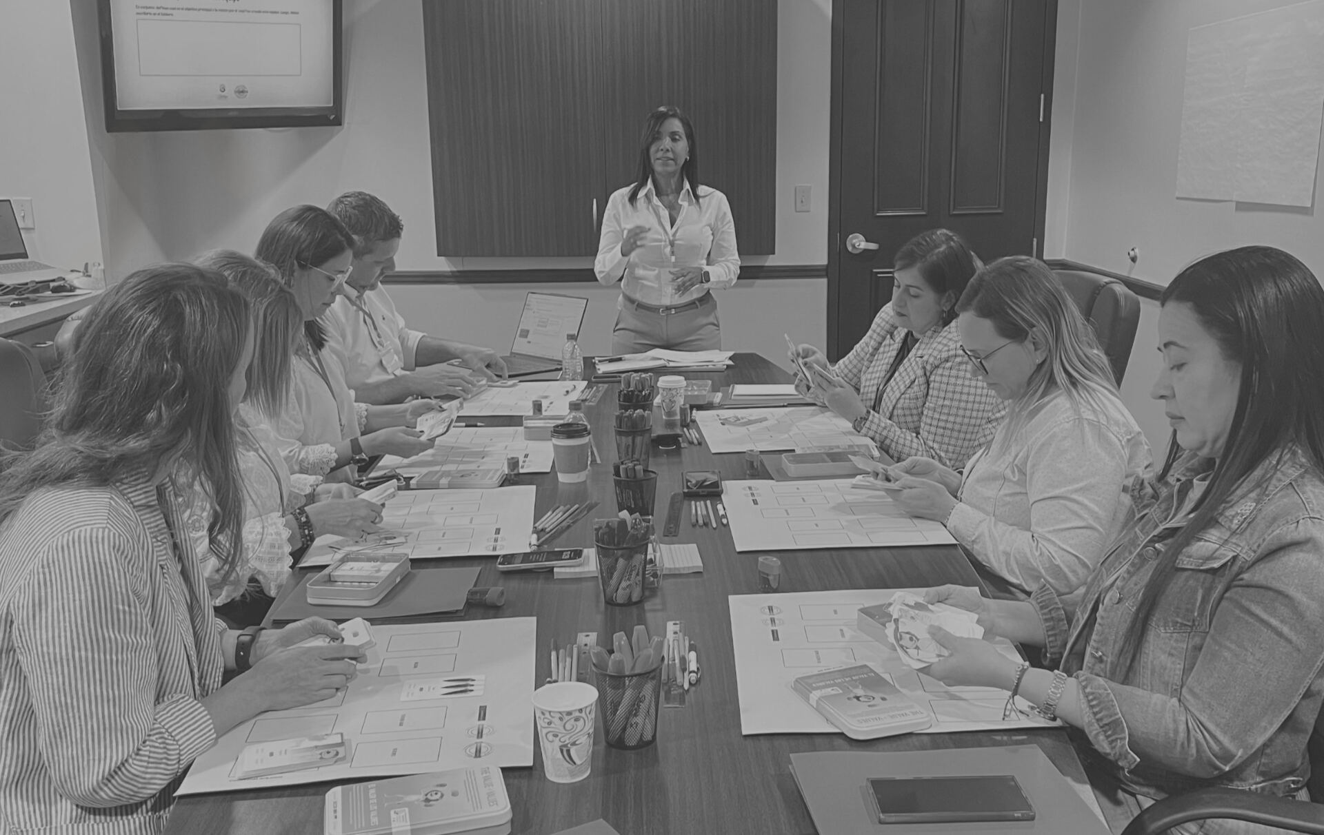 Celemma Lara facilitando una sesión de alineación con un equipo de líderes